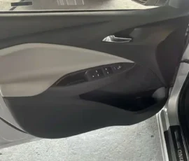 2022/22 Chevrolet Onix Plus Premier Turbo 1.3 prata - door
