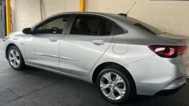 2022/22 Chevrolet Onix Plus Premier Turbo 1.3 prata - side
