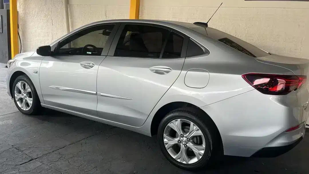 2022/22 Chevrolet Onix Plus Premier Turbo 1.3 prata - side