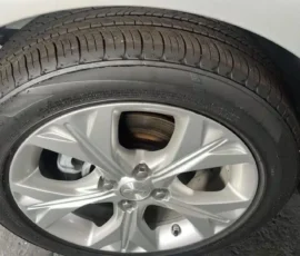 2022/22 Chevrolet Onix Plus Premier Turbo 1.3 prata - tire
